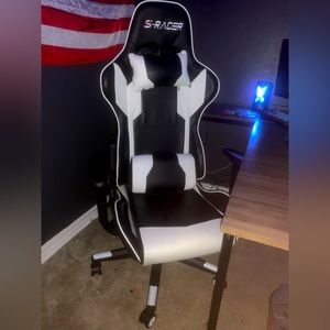 Really good gaming chair it’s still pretty much brand new